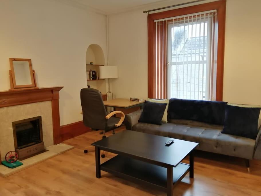Stylish One Bed Flat With Private Parking Apartment Aberdeen Exterior photo